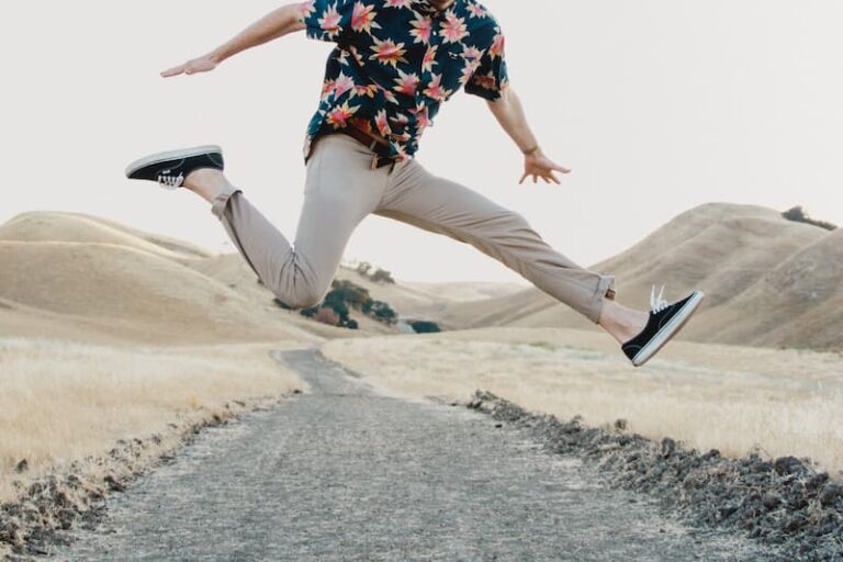 homme portant un pantalon beige