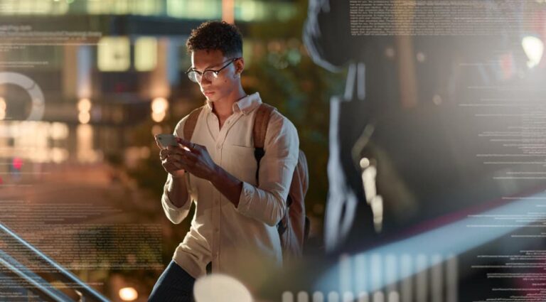 jeune utilise un standard téléphonique virtuel professionnel